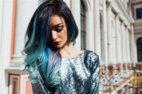 Cabelo com mechas azuis: Inspirações e dicas de coloração.